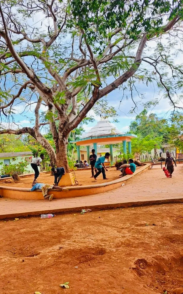 Voluntarios trabajando juntos en una comunidad, mostrando el espíritu de colaboración